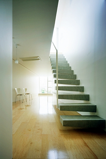 上から差し込む光で幻想的に見える階段