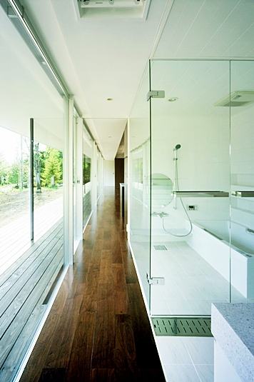 室内の浴室で、露天風呂のような風景を楽しむ