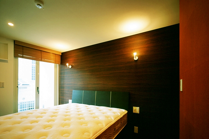 落ち着いた色調の寝室