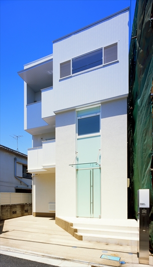 外観と内観のギャップを楽しめる狭小住宅