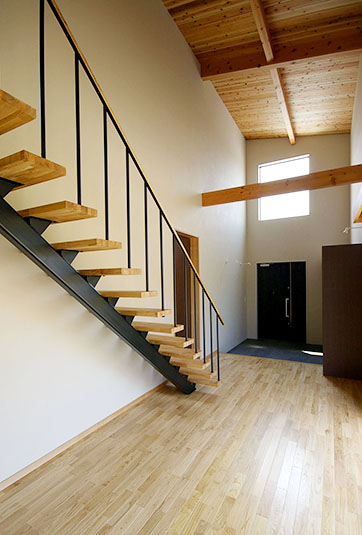 吹き抜けのある玄関ホール