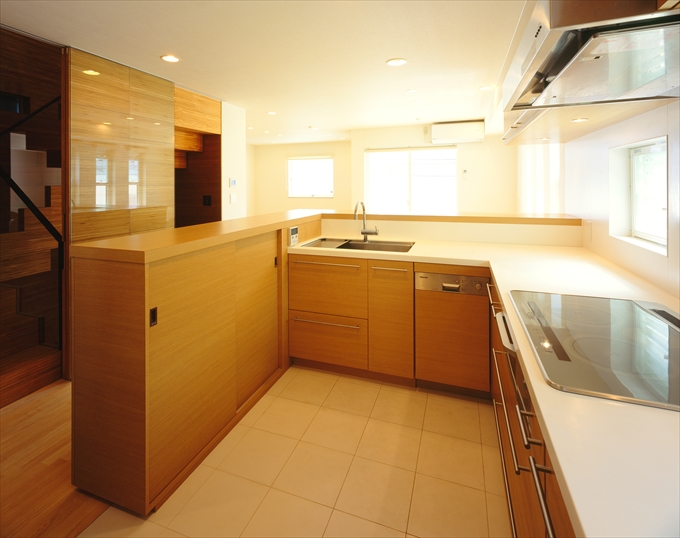 使い勝手の良い動線を確保したキッチン