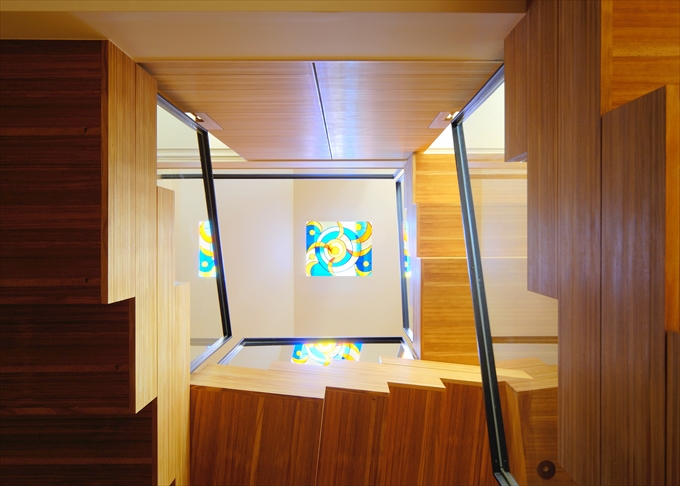 ステンドグラスがもたらす光のアクセント