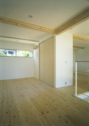 無垢のヒノキ材で素足が心地よいすまい