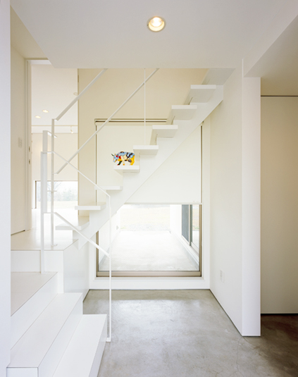 シンプルな印象の１階階段脇スペース