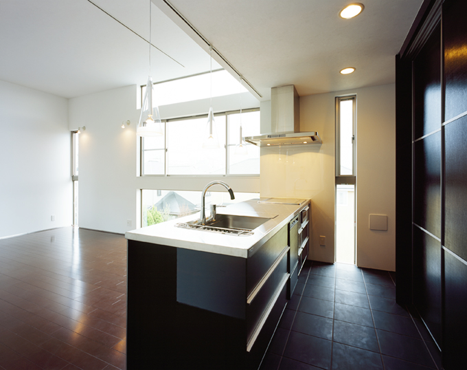 たっぷり壁面収納のオープンキッチン