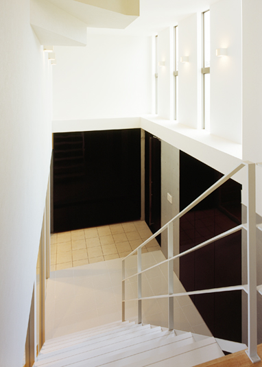 階段上から玄関スペースを眺める