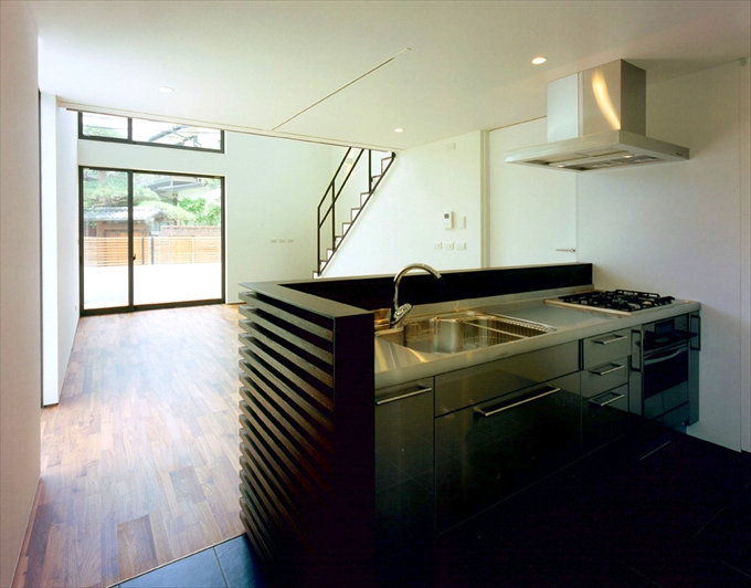 シンプルにすっきりとまとめたキッチン