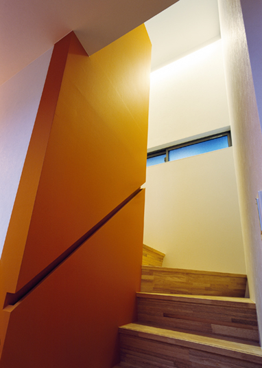 玄関ホールから続く階段