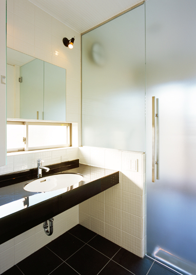 黒と白でシックにまとめた洗面スペース