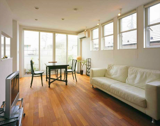 多数の窓から光を取り入れる明るい空間