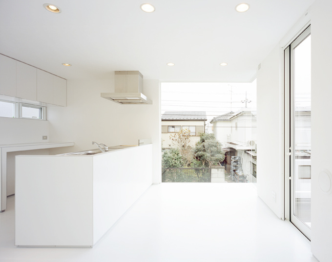 白でまとめたシンプルモダンなキッチンスペース