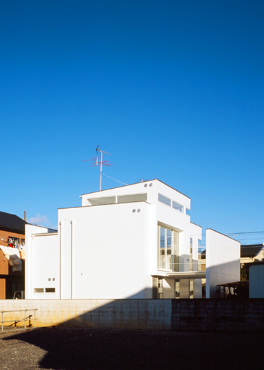 裏手から見た外観