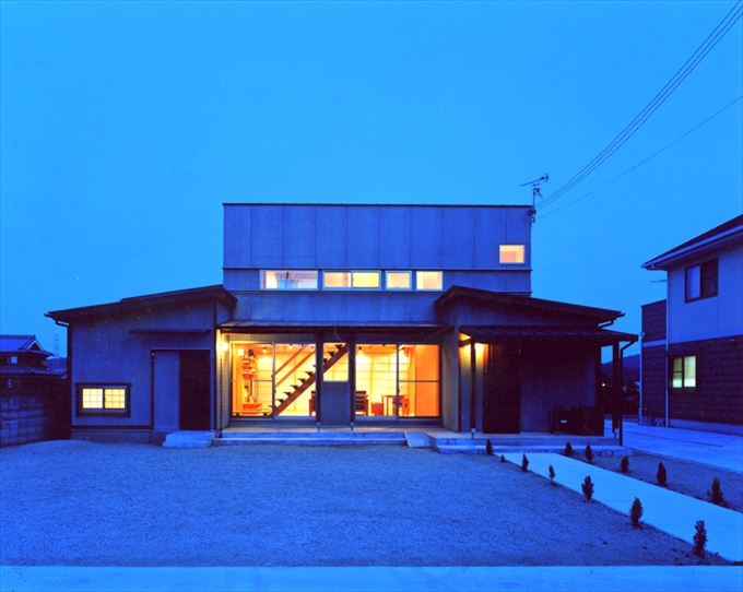 家族の笑い声が聞こえてきそうな温かい光を放つ室内