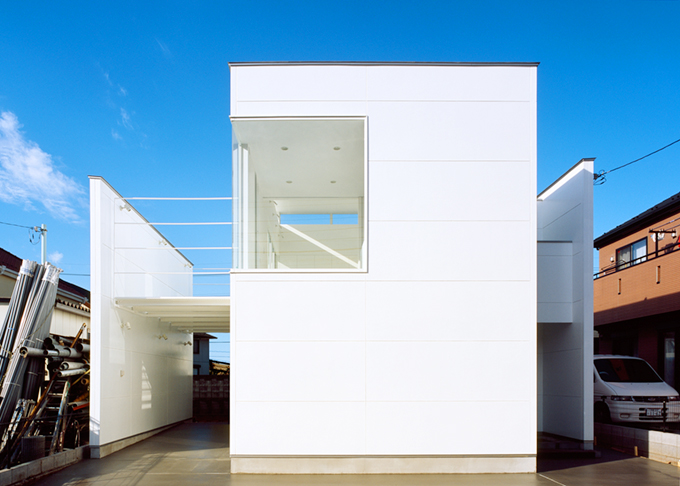 全面道路から見た外観