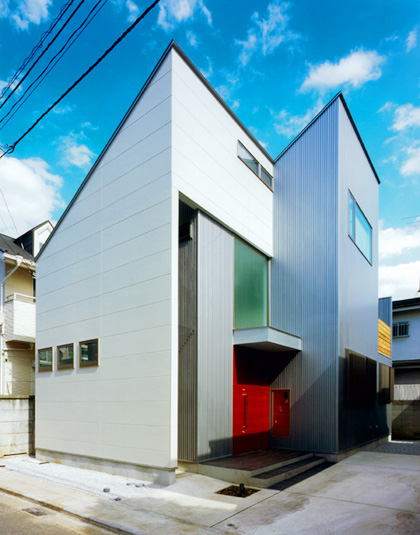 配色が印象的な外観