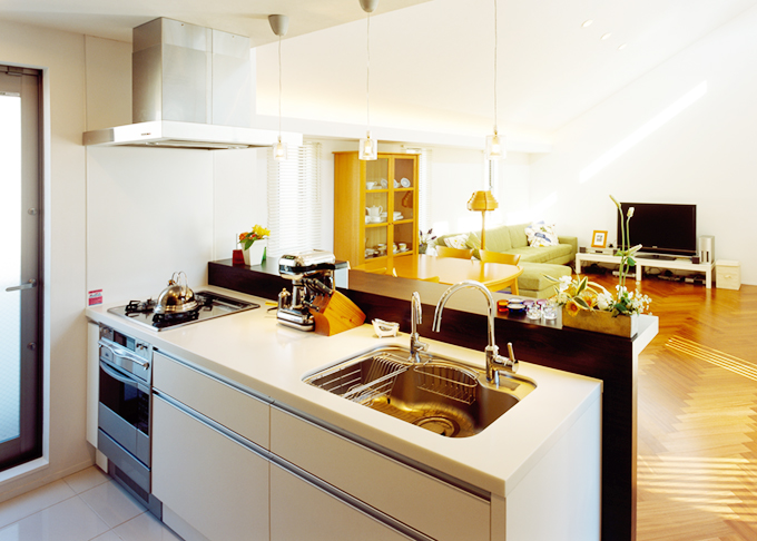 キッチンからリビングを眺める