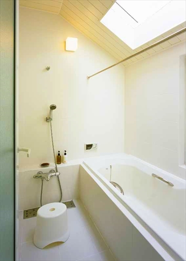 浴室を明るく照らすトップライト