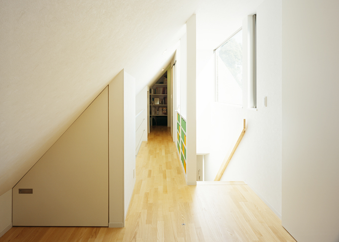 収納スペースをつけた３階廊下