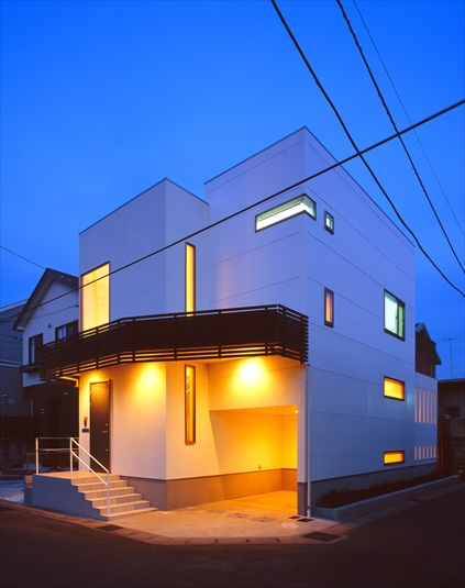 駐車スペースも温かい光で照らすライト