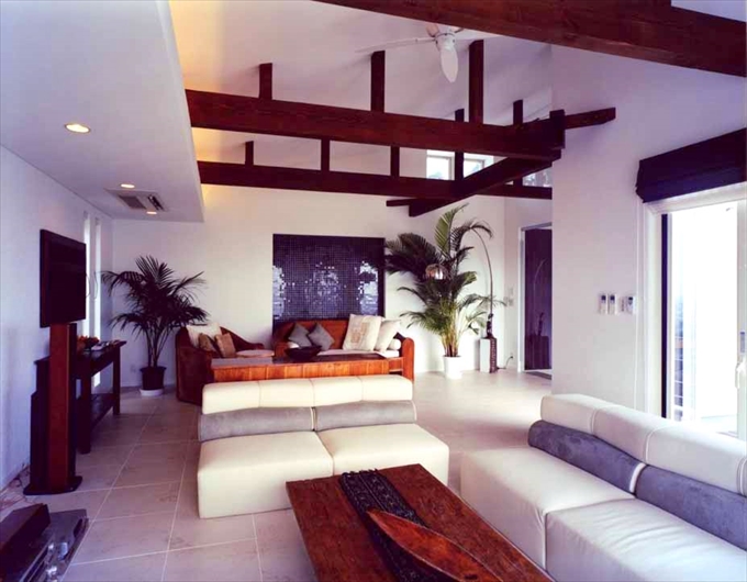 シックな梁と間接照明がモダンな天井