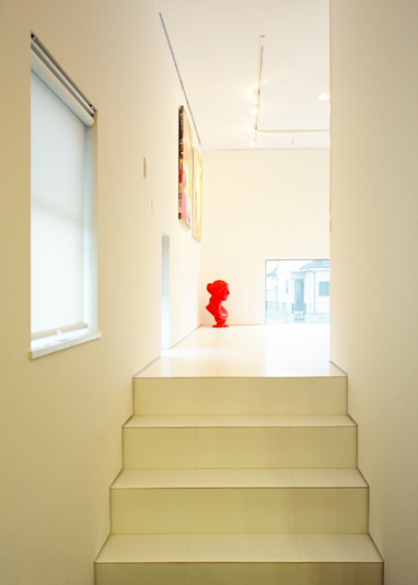 スキップ階段から続くアートスペース