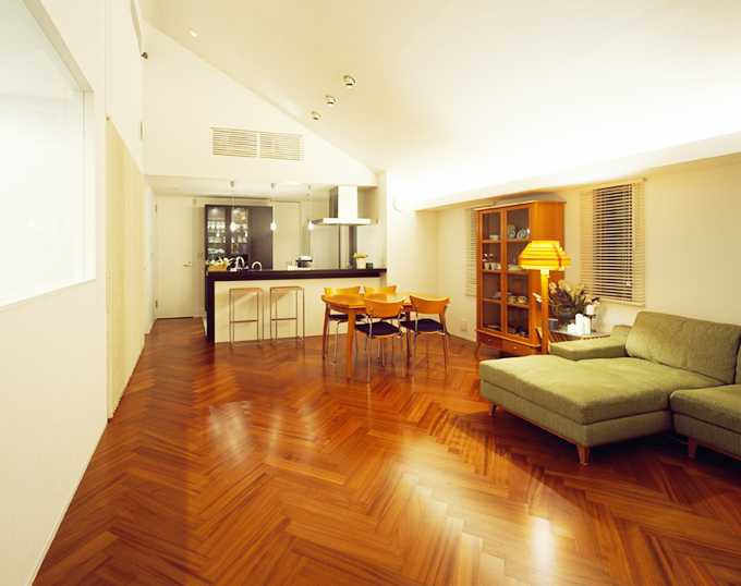 フローリング模様が印象的なリビング