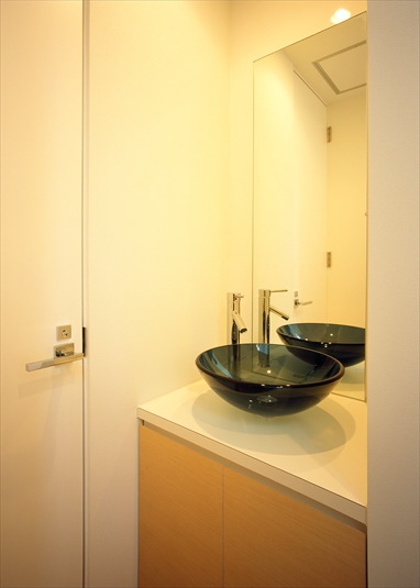 モダンな黒く透明の洗面ボウル