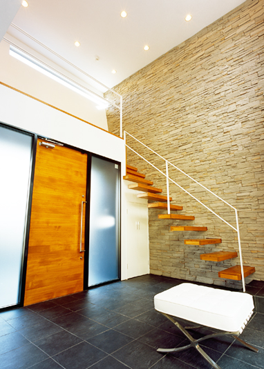 玄関ホールそばのオープン階段