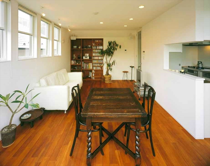 無垢フローリングと自然素材の家具