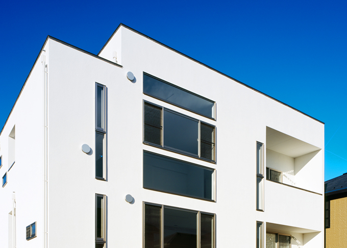 窓をたくさん配置した外観