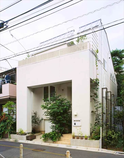 白い外壁に緑が印象的な外観