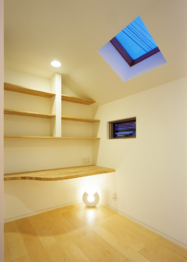 作り付けの棚を設置したロフトスペース