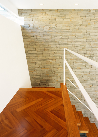 階段から続く２階廊下