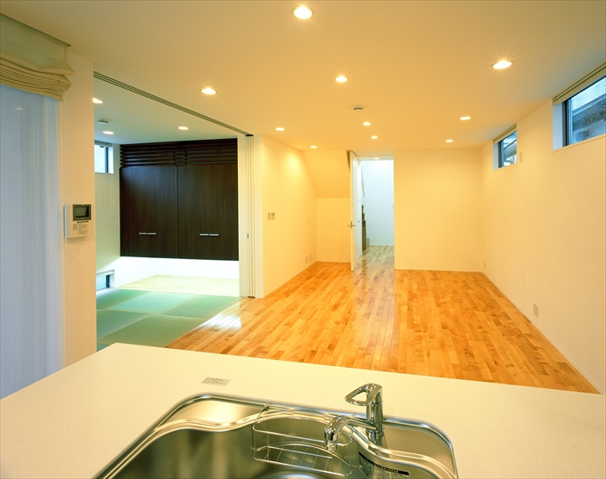 和室に繋がる扉を開けたリビング