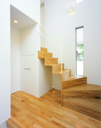 温かみのある無垢の階段