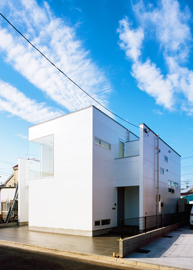 青空と溶け込んだ外観