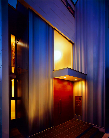 夜の玄関アプローチ