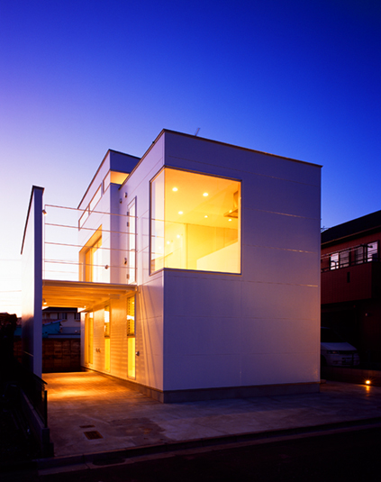 灯りがともる夜の外観