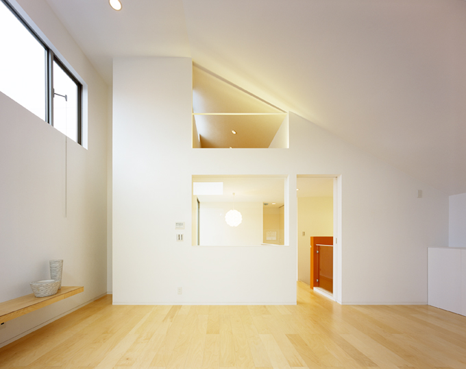 高い位置に設置した窓から自然光を確保