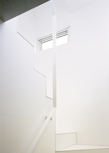 シンプルな階段スペース