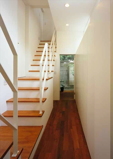 スキップフロアを活かす縦に繋がる空間