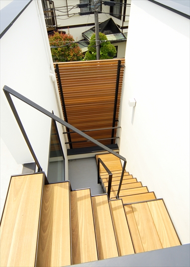 落ち着く色合いの階段