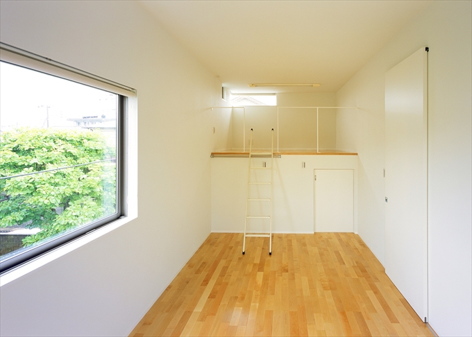 窓から明るい光の入るロフト付きの部屋