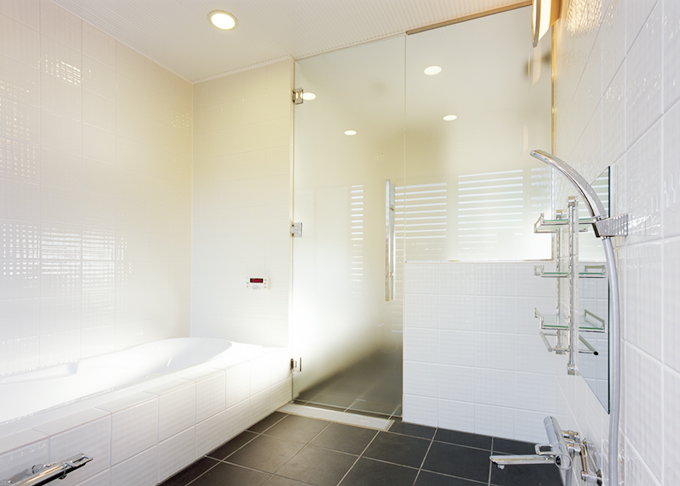 シンプルモダンなバスルーム