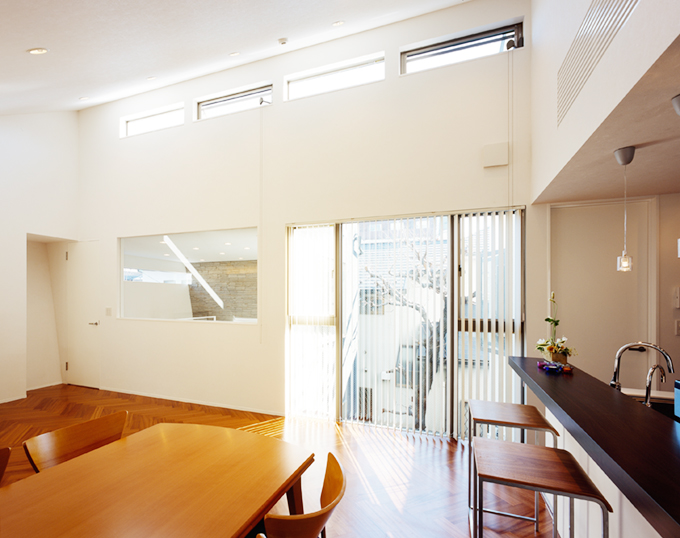 たくさんの窓から光が注ぐリビング