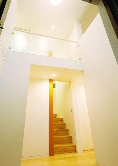 吹き抜けの階段スペース