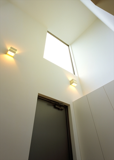 ハイサイドライトのある玄関スペース