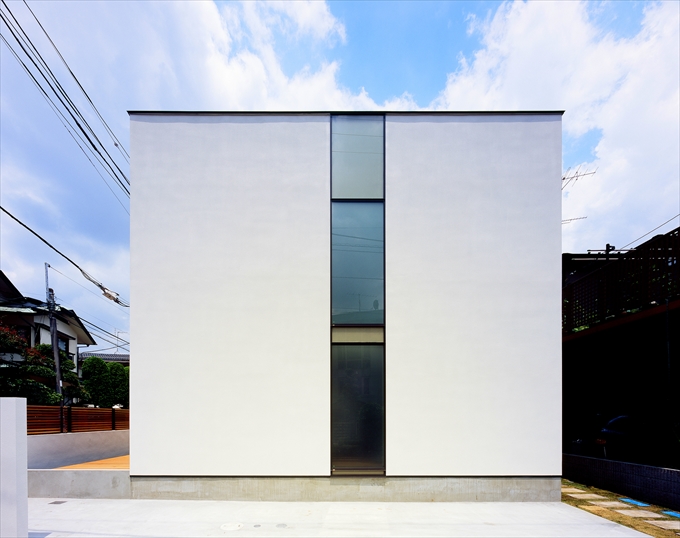 空の下に佇むボックス型の外観