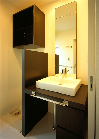 シックな色合いの洗面台